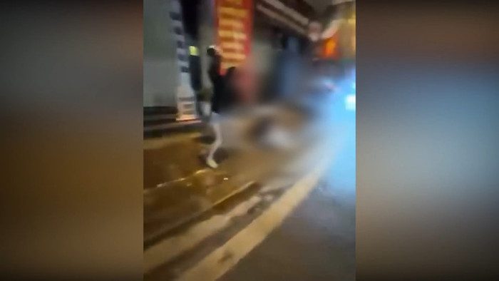 Cô gái bị đánh hội đồng vào tối 31/8. 