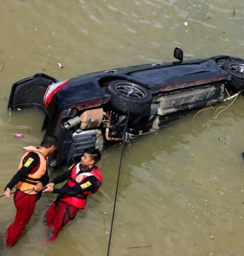 Để hai đứa con trong xe hơi rồi ra ngoài hút thuốc, người cha gục ngã sau khi quay lại Ảnh 1