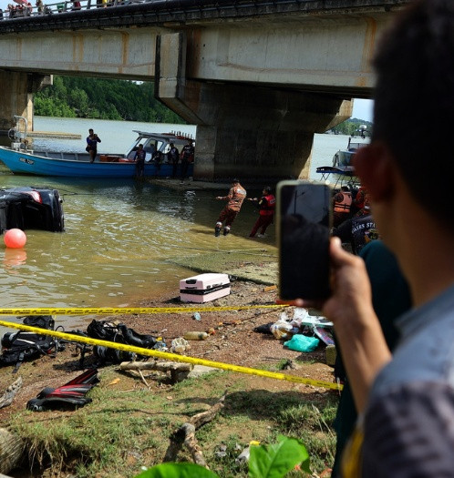 Để hai đứa con trong xe hơi rồi ra ngoài hút thuốc, người cha gục ngã sau khi quay lại Ảnh 2