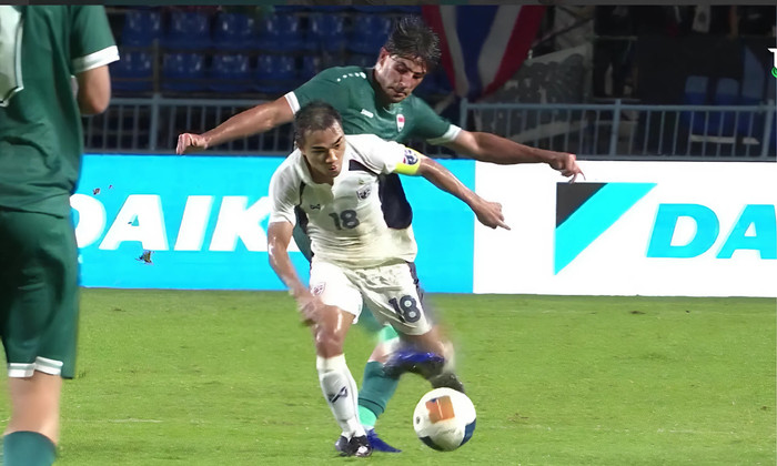 Khoảnh khắc Chanathip bị chơi xấu.