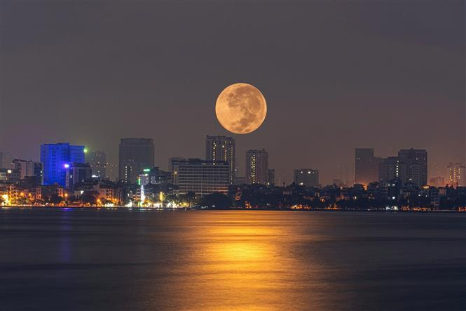 Hình ảnh 'siêu trăng máu' đêm 7/9, rạng sáng 8/9. Ảnh: TTXVN