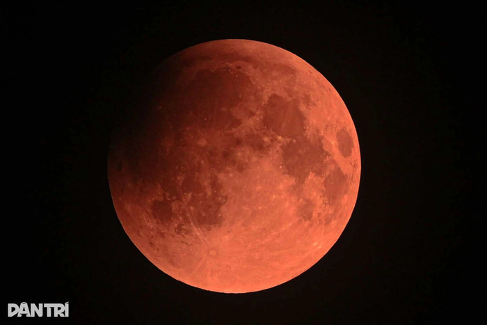 Hình ảnh cận cảnh 'siêu trăng máu'. Ảnh: Dân Trí