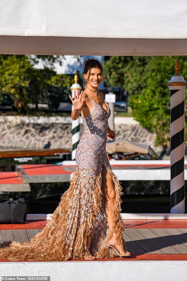 Vóc dáng quyến rũ của nữ siêu mẫu. (Ảnh từ Daily Mail)