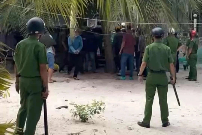 Lực lượng công an vây bắt đối tượng (Ảnh: Minh Minh)