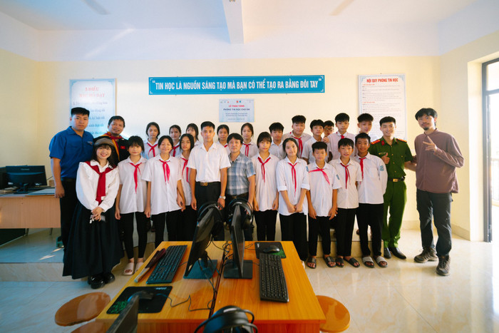 Đen Vâu chụp hình cùng các em học sinh trường trung học Bắc Sơn, Hưng Yên. (Ảnh: FBNV)