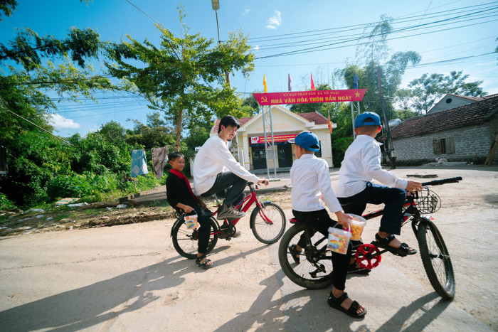Đen Vâu vui đùa gần gũi cùng trẻ em vùng cao. (Ảnh: FBNV)