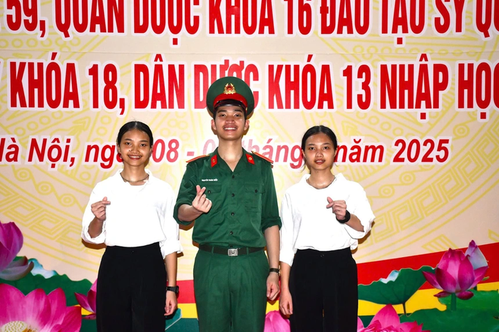 Hai chị em cùng anh trai. Ảnh: Báo Phụ Nữ Việt Nam Điện Tử