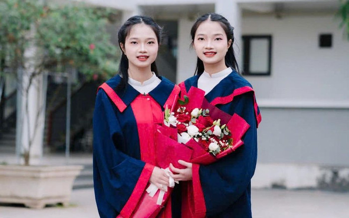 Cặp chị em song sinh Lan Hương và Thuý Hường.