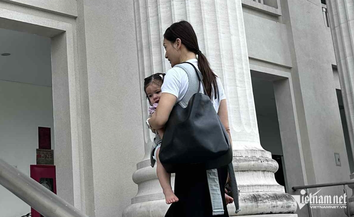 Lan Phương địu con gái út đến phiên toà vào sáng 9/9. Ảnh: A.Q/Vietnamnet
