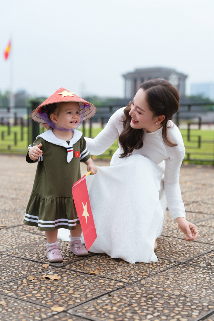 Lan Phương thường cập nhật những khoảnh khắc đong đầy tình cảm với các con. Ảnh: FBNV