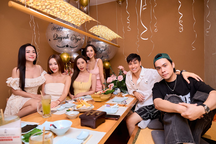 Việt Anh dự tiệc sinh nhật của Quỳnh Nga. Ảnh: FBNV