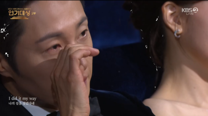 Đôi mắt đỏ hoe của Jung Il Woo trong khoảnh khắc tưởng nhớ người thầy, người ông màn ảnh từng dìu dắt anh từ những ngày đầu sự nghiệp