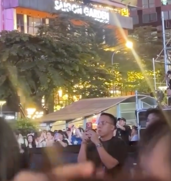 Giữa tin đồn rạn nứt, Touliver được bắt gặp theo dõi và ghi hình phần trình diễn của Tóc Tiên (Ảnh: Chụp màn hình).