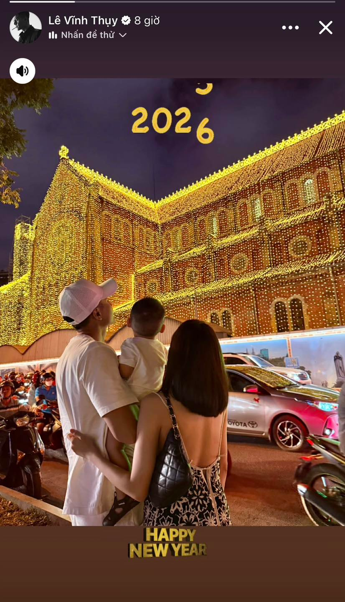 Khoảnh khắc được siêu mẫu Vĩnh Thụy chia sẻ trên trang cá nhân đúng vào thời khắc năm mới.