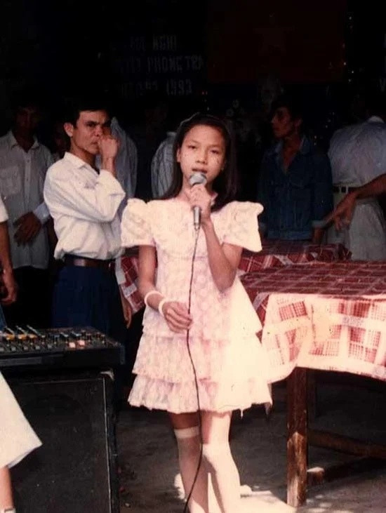 Trong quãng thời gian học trung học, giọng hát của Mỹ Tâm ngày càng được trau dồi và ghi nhận. Cô từng giành giải nhất cuộc thi hát của trường, tiếp đó là giải Gold Award tại cuộc thi Beautiful Voice Spring dành cho giọng ca solo cấp thành phố – những thành tích này giúp cô dần được nhìn nhận là một tài năng âm nhạc triển vọng.&nbsp;