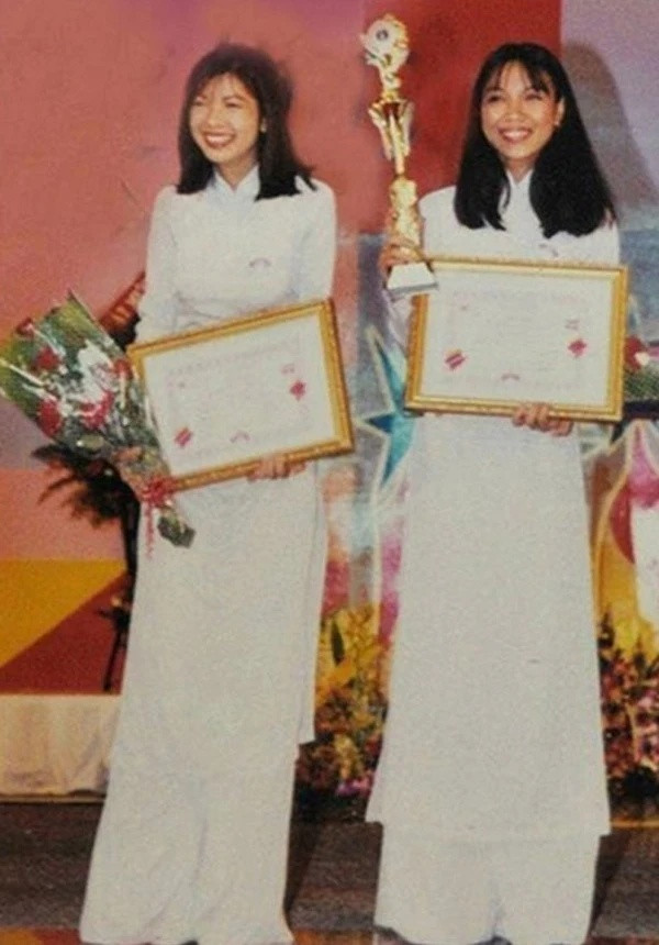 Hình ảnh Mỹ Tâm trong một cuộc thi hát.