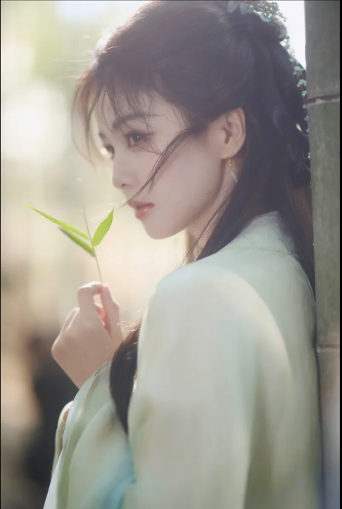 Bạch Lộc xuất hiện với trang phục truyền thống mang gam xanh nhạt.