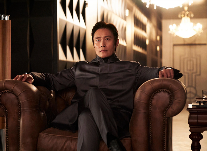 Năm 2025, Lee Byung Hun ghi dấu với những vai diễn được giới chuyên môn đánh giá cao, khẳng định đẳng cấp của một diễn viên kỳ cựu.