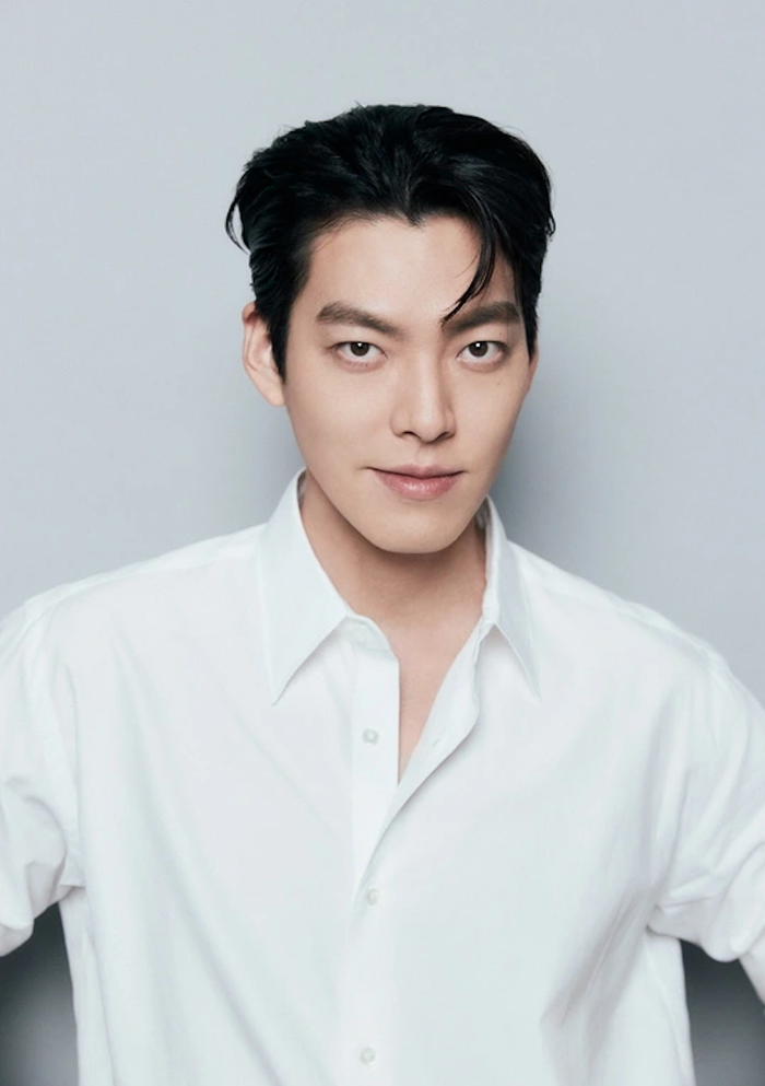 Kim Woo Bin duy trì sức hút nhờ sự góp mặt trong các dự án được mong đợi. Những lần xuất hiện hiếm hoi nhưng chỉn chu vẫn đủ khiến tên tuổi anh luôn nằm trong top tìm kiếm.