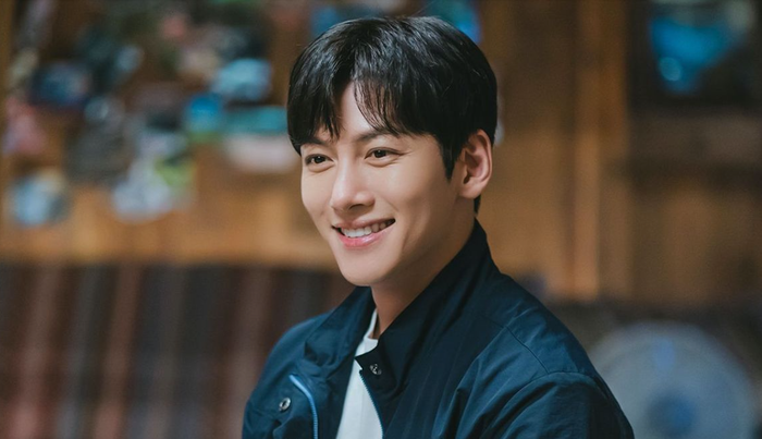 Ji Chang Wook vẫn giữ được lượng fan trung thành nhờ các vai diễn hành động - lãng mạn, giúp tên tuổi anh luôn hiện diện trên bảng xếp hạng tìm kiếm.