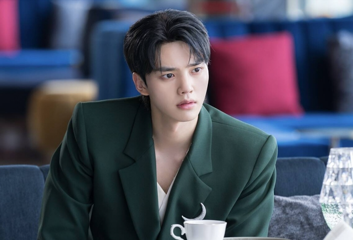 Song Kang duy trì phong độ khi liên tiếp xuất hiện trong các bộ phim ăn khách, củng cố vị thế ngôi sao trẻ nổi bật của màn ảnh Hàn.