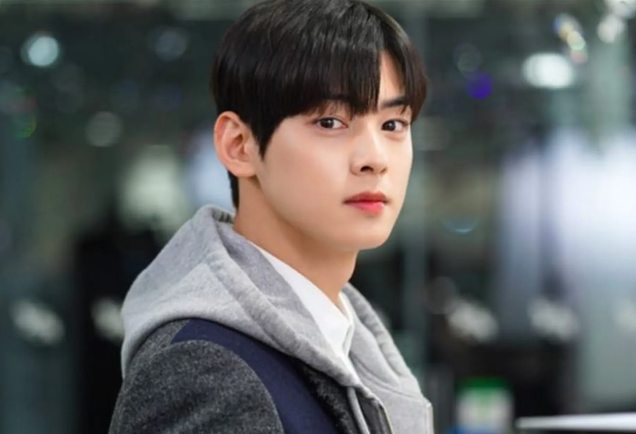 Dẫn đầu danh sách là Cha Eun Woo. Trước khi nhập ngũ, anh kịp để lại dấu ấn với một dự án điện ảnh lớn, nhận được sự ủng hộ mạnh mẽ từ người hâm mộ toàn cầu.