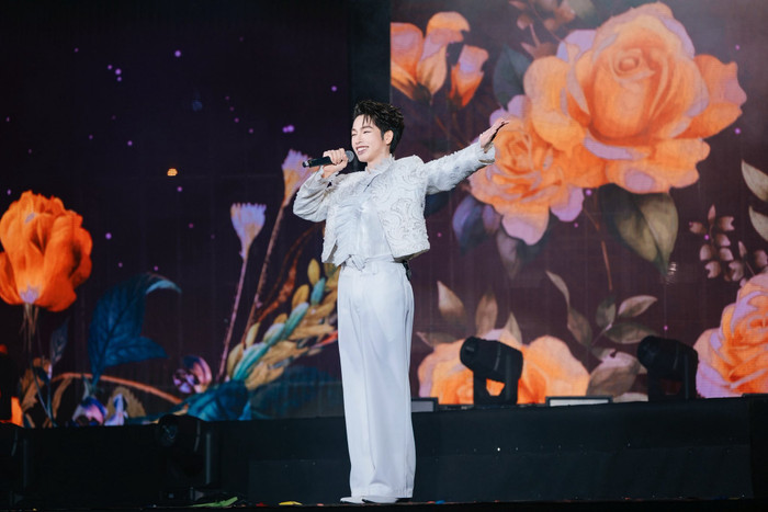 Đức Phúc tặng quà hơn 100 triệu đồng cho khán giả Ảnh 1