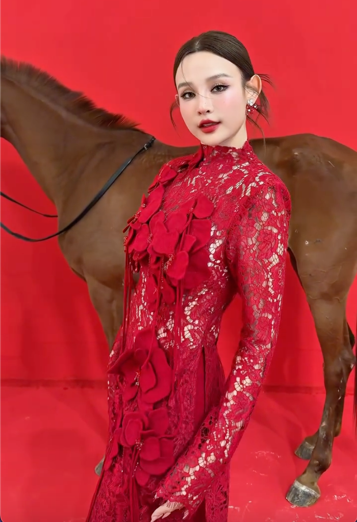 Huyền Baby vừa đăng tải một đoạn clip ngắn trên trang cá nhân với dòng trạng thái chúc mừng năm mới (Ảnh: Chụp màn hình).