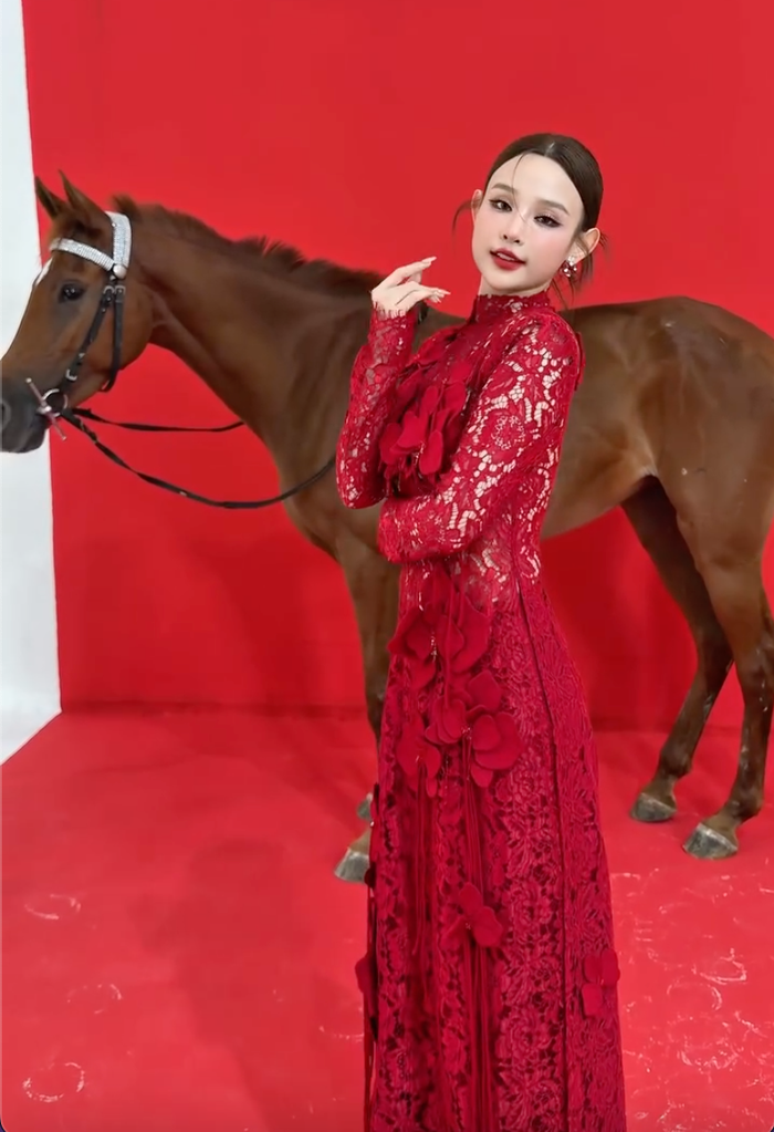 Chiếc áo dài làm tôn lên vóc dáng của Huyền Baby (Ảnh: Chụp màn hình).
