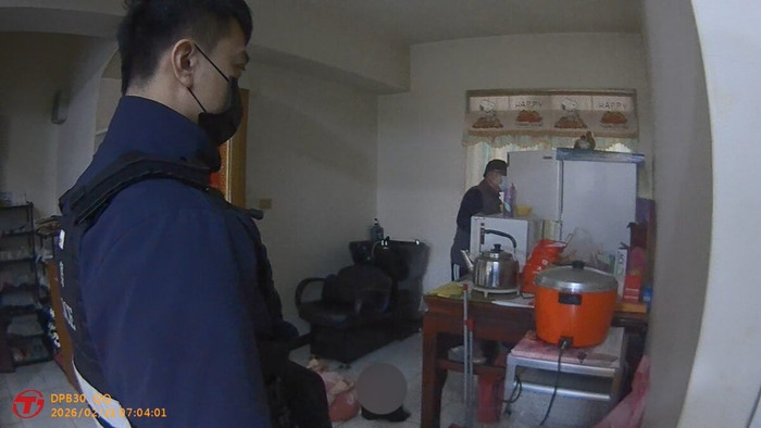 Không gọi được cho mẹ nuôi 87 tuổi, con trai lái xe về nhà thì phát hiện cảnh tượng đau lòng Ảnh 2