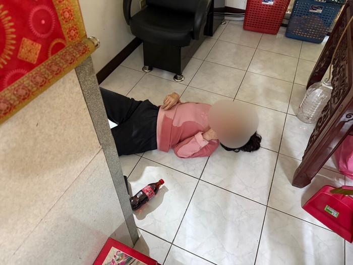 Không gọi được cho mẹ nuôi 87 tuổi, con trai lái xe về nhà thì phát hiện cảnh tượng đau lòng Ảnh 1