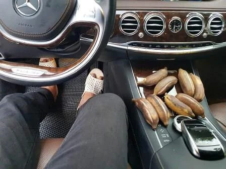 Quyền Linh 'khoe' phong cách giản dị trong không gian nội thất sang trọng.