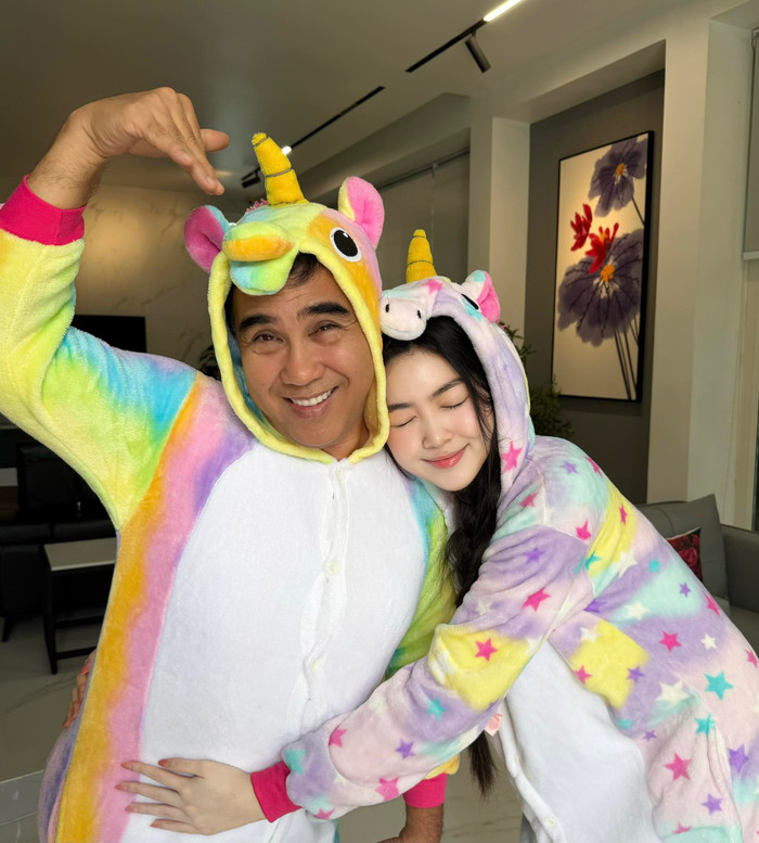 Quyền Linh và Lọ Lem lựa chọn tin dùng các mẫu xe thuộc dòng Mercedes-Benz S-Class. Ảnh: FBNV