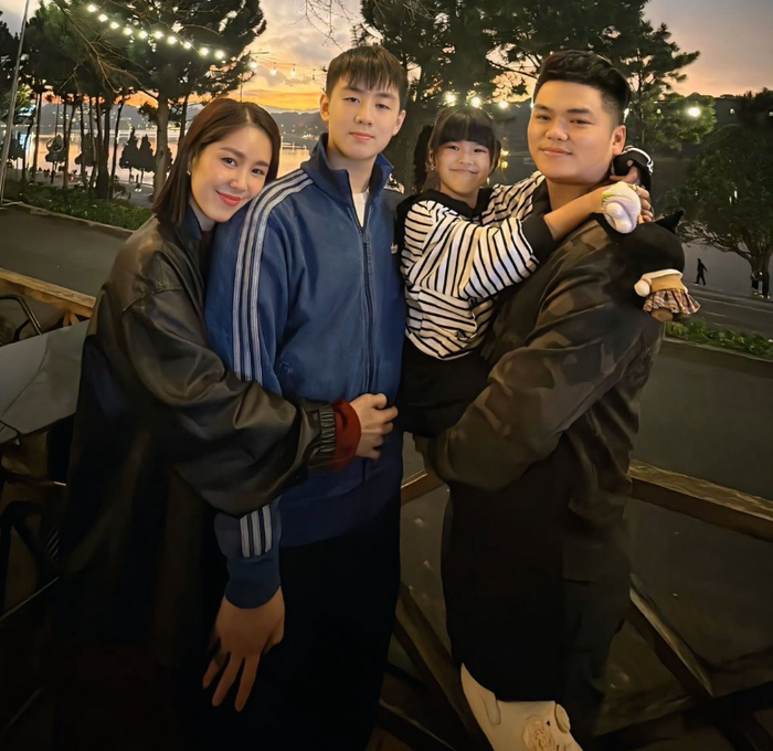 Lê Phương đón năm mới trong chuyến đi du lịch cùng đại gia đình. Ảnh: FBNV