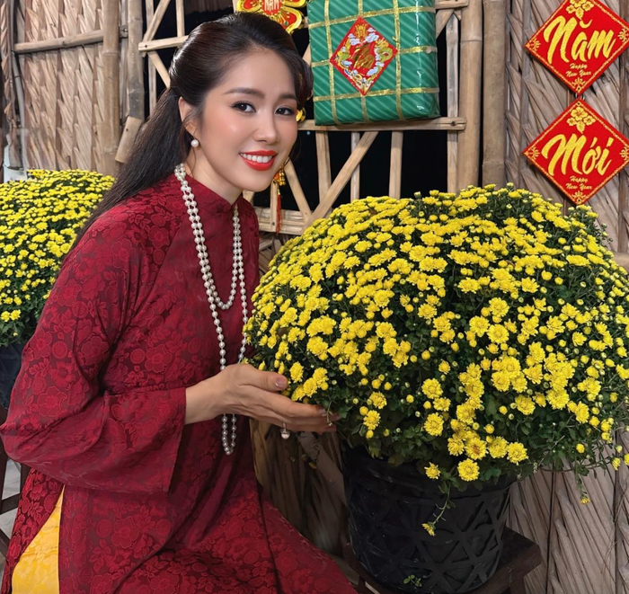 Lê Phương vui vẻ tạo dáng với một chậu hoa lớn. Ảnh: FBNV