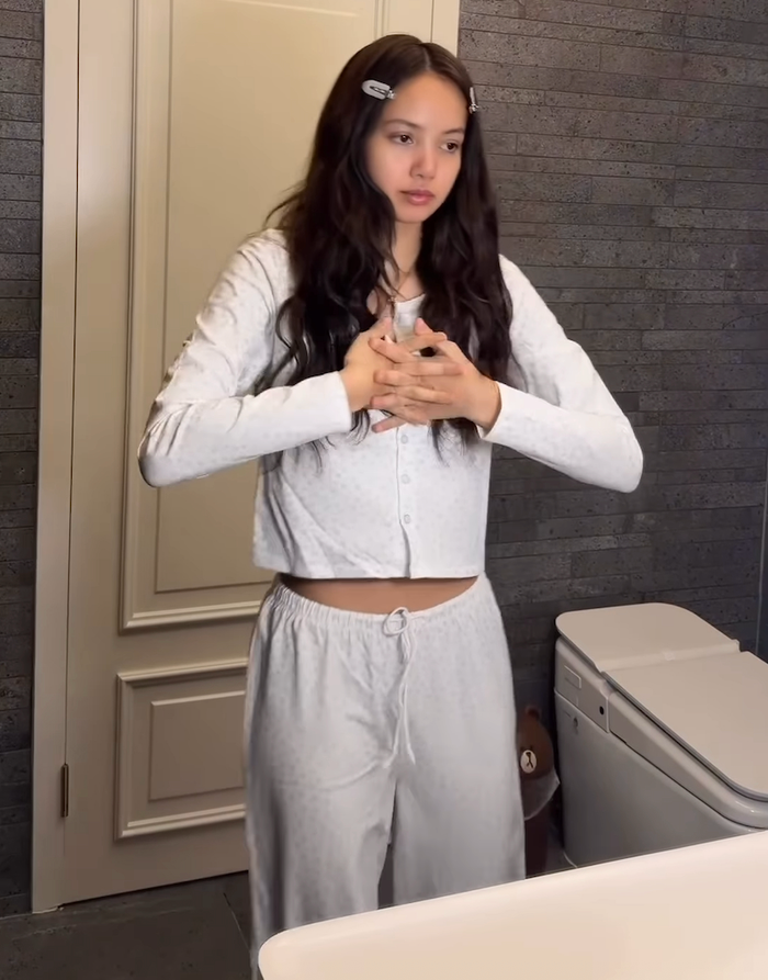 Lisa khoe trọn vòng eo thon giữa tin đồn bí mật mang thai với bạn trai giàu có. Ảnh: IGNV