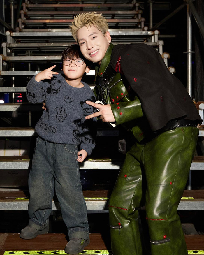 Con trai Hòa Minzy đăng ảnh chụp cùng ca sĩ Quân AP khi được mẹ cho sử dụng fanpage trong vài phút.