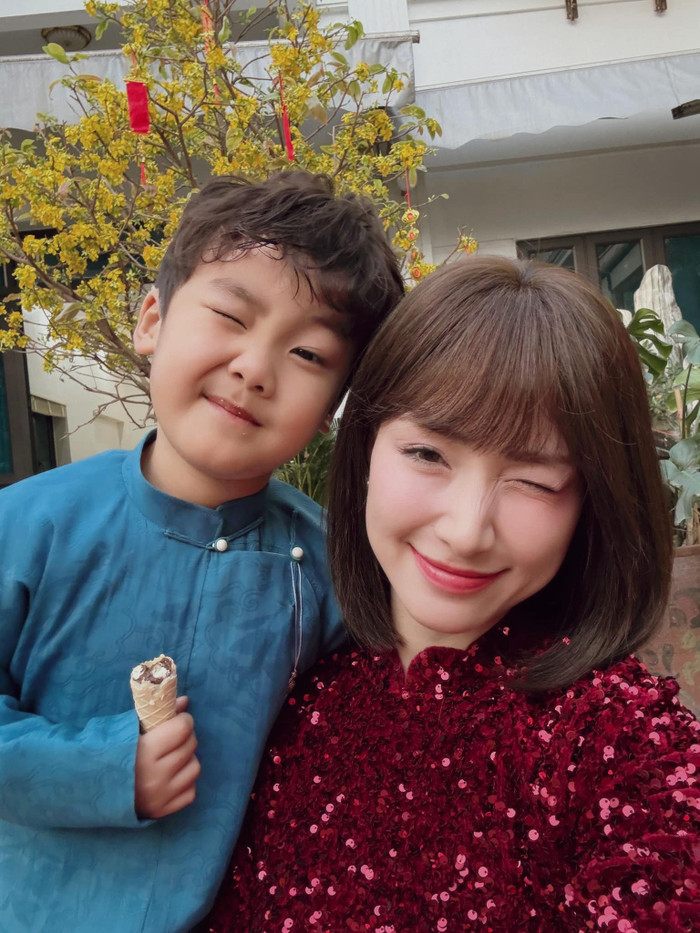 Chia sẻ từ con trai Hòa Minzy trong bài đăng mới nhất trên fanpage có 1,8 triệu lượt theo dõi khiến nhiều netizen bật cười.