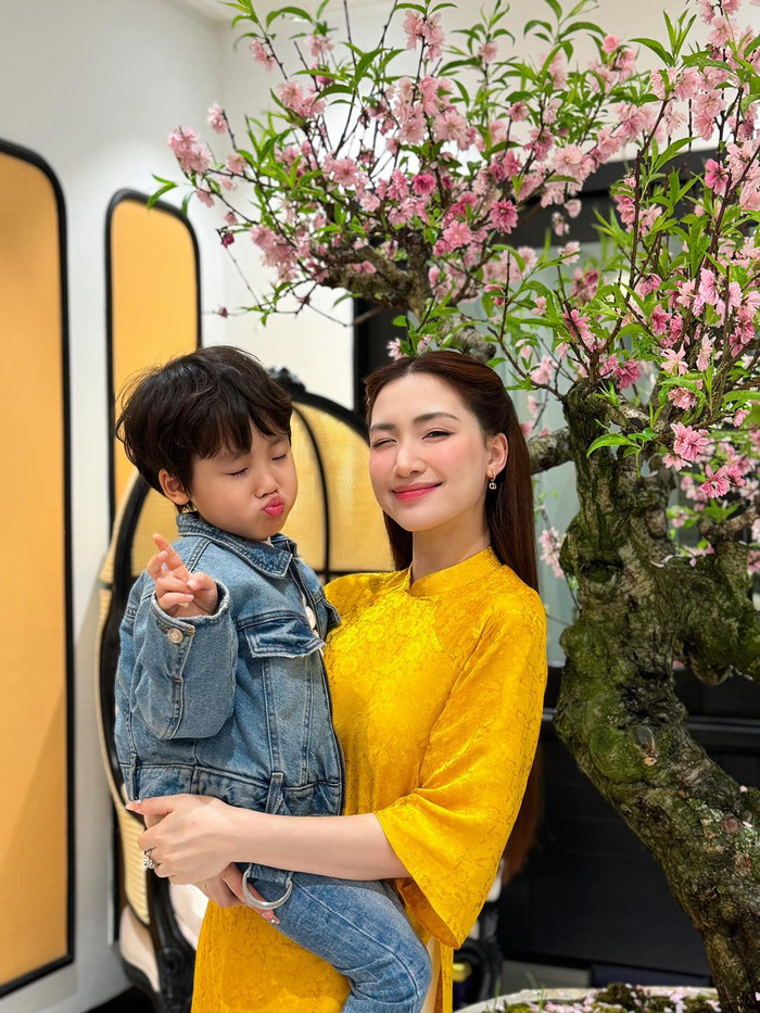 Nữ ca sĩ lập fanpage dành cho con trai khi bé Bo vừa chào đời. Đây là nơi ghi lại những khoảnh khắc đáng yêu của 2 mẹ con để làm kỷ niệm.