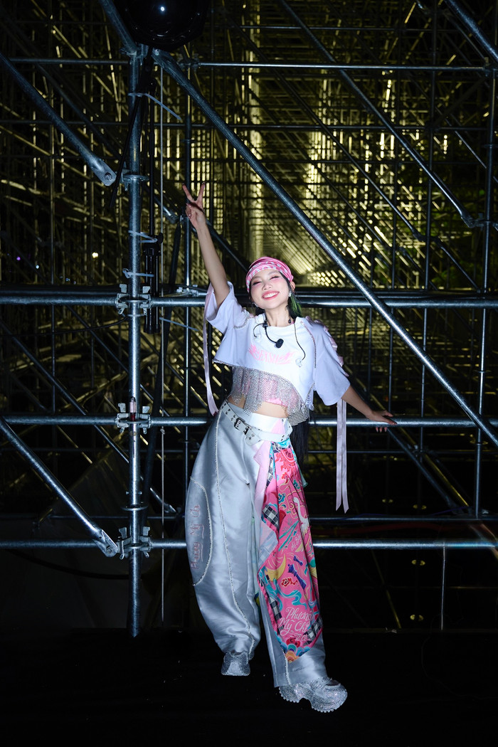 Thay vì đóng khung trong hình ảnh cũ, nữ ca sĩ chọn cách mở rộng biên độ sáng tạo, tiếp cận khán giả trẻ.