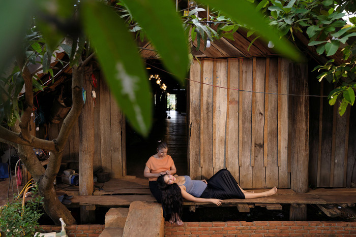 H'Hen Niê từng chi khoảng 600 triệu để tu sửa lại căn nhà sàn của gia đình.