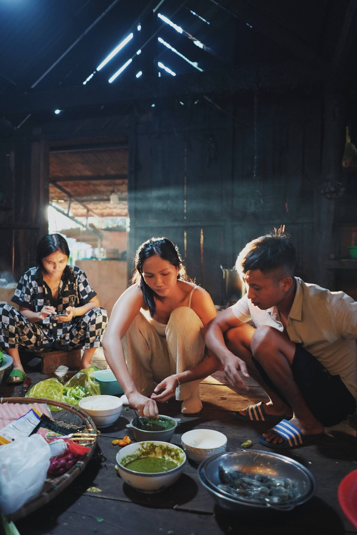 Nàng hậu để mặt mộc, diện trang phục thoải mái.