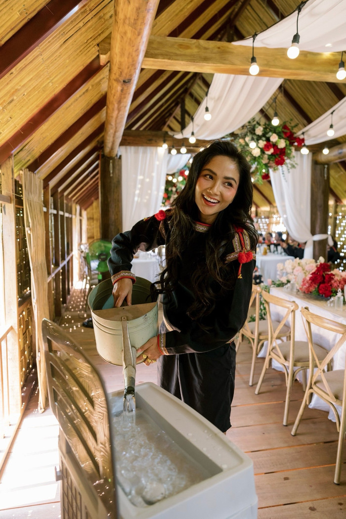 Nàng hậu tổ chức đám cưới tại căn nhà sàn quen thuộc.