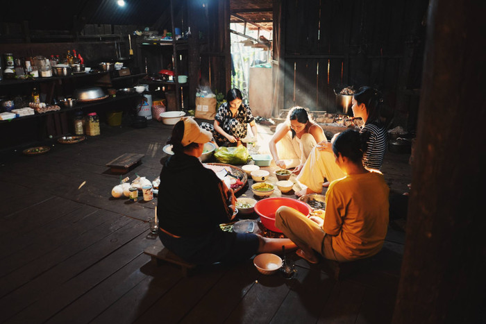 Hình ảnh đời thường của H'Hen Niê khi quây quần bên người thân tại nhà sàn, chuẩn bị cho bữa ăn đầu năm.