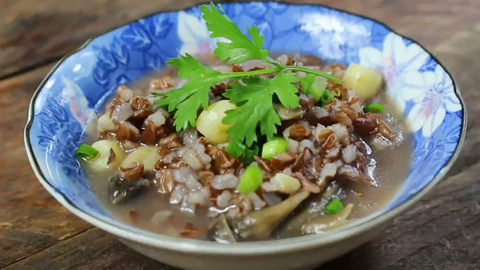 Đối với người mắc bệnh tiểu đường hoặc có nguy cơ rối loạn đường huyết, gạo lứt là lựa chọn phù hợp hơn so với gạo trắng. (Ảnh minh họa từ Internet)