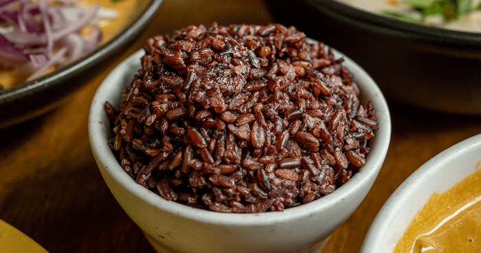 Gạo lứt mang lại hiệu quả kiểm soát cân nặng tốt hơn khi được sử dụng hợp lý trong chế độ ăn cân đối. (Ảnh minh họa từ Internet)