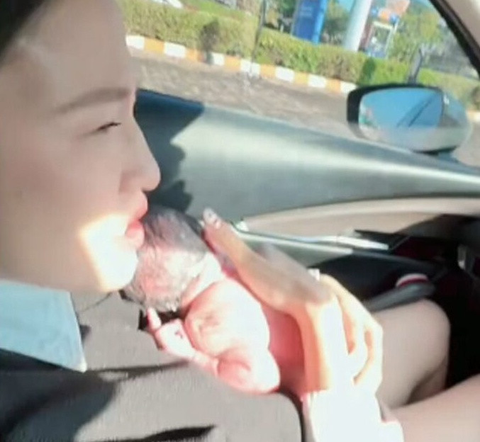 Cô gái tự sinh con trong xe ô tô khiến cộng đồng mạng 'nghẹt thở' Ảnh 2