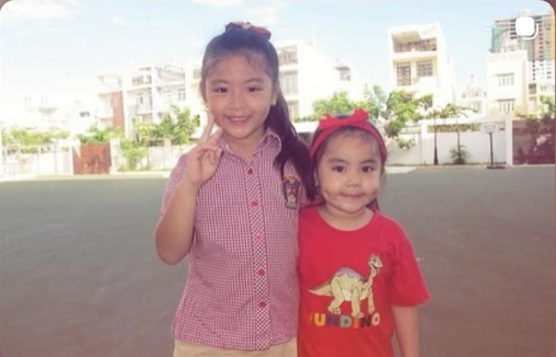 Hình ảnh Lọ Lem và em gái lúc nhỏ được cô chia sẻ trên story cá nhân (Ảnh: Chụp màn hình).