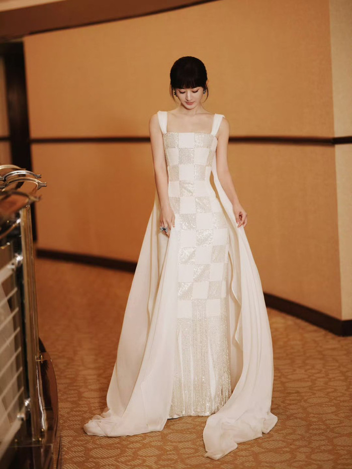 Triệu Lệ Dĩnh diện váy dài với tông màu trắng nhẹ nhàng.