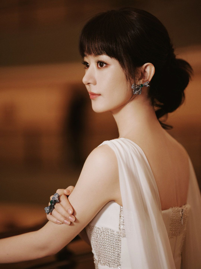 Kiểu tóc và lối trang điểm của Triệu Lệ Dĩnh nhận được nhiều lời khen từ người hâm mộ.